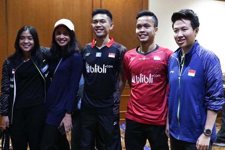 Liliyana Natsir (kanan) dan para pemain muda Indonesia
