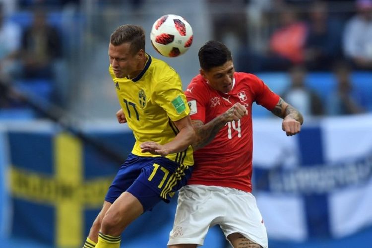 Viktor Claesson dan Steven Zuber berduel di udara pada pertandingan Swedia vs Swiss dalam babak 16 besar Piala Dunia 2018 di St. Petersburg, 3 Juli 2018. 