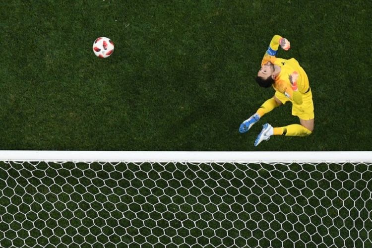 Aksi Hugo Lloris di bawah mistar gawang Perancis dalam pertandingan kontra Kroasia pada final Piala Dunia 2018 di Stadion Luzhniki, 15 Juli 2018. 