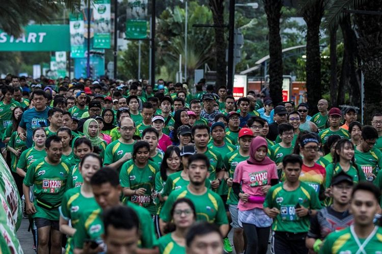 Sebanyak sekitar 16.000 peserta lomba lari MILO Jakarta International 10K membuat hijau Kawasan Rasuna Epicentrum, Jakarta, Minggu (15/07/2018). 
