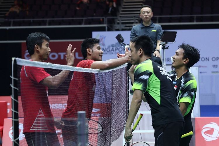 Tiket final Ahsan/Hendra didapat usai mengalahkan juniornya Angga Pratama/ Rian Agung Saputro melalui pertarungan dua game langsung bertempat di Singapore Indoor Stadium, Sabtu (21/7).