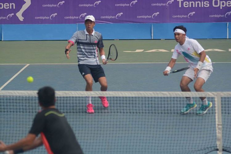  Duet andalan tuan rumah, Christopher Rungkat (28 tahun) dan Justin Barki (18) sukses memenangi perempat final Combiphar Tennis Open 2018 di lapangan tenis The Sultan Hotel Jakarta, Kamis (26/7).