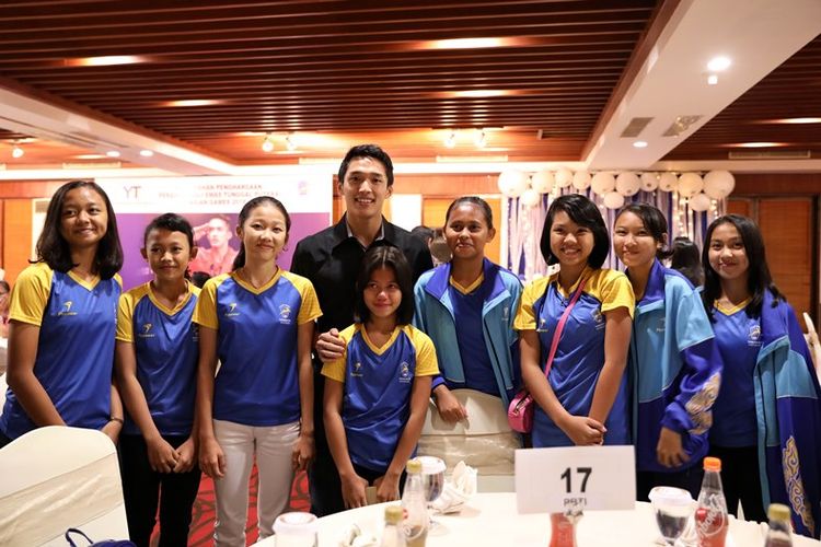 Jonatan Christie bersama para pemian junior klub Tangkas Intiland