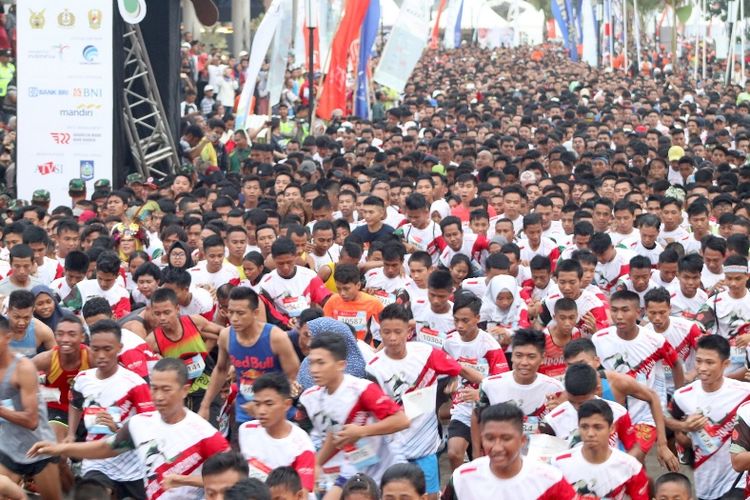 Pemenang kategori 42K Internasional Putra diraih oleh Muteti Cosmas M dengan catatan waktu 2 jam 21 menit 25 detik di Marathon 2018 TNI International Marathon 2018 yang dilaksanakan di Kuta Beach Mandalika Lombok, Nusa Tenggara Barat (NTB)