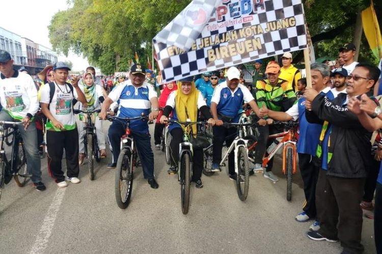 Bertempat di Pendopo Bupati Bireuen, Minggu (11/11/2018), Sepeda Nusantara Etape Jelajah Kota Juang Bireuen 2018, dibuka langsung oleh Saifannur selaku Bupati Bireuen.