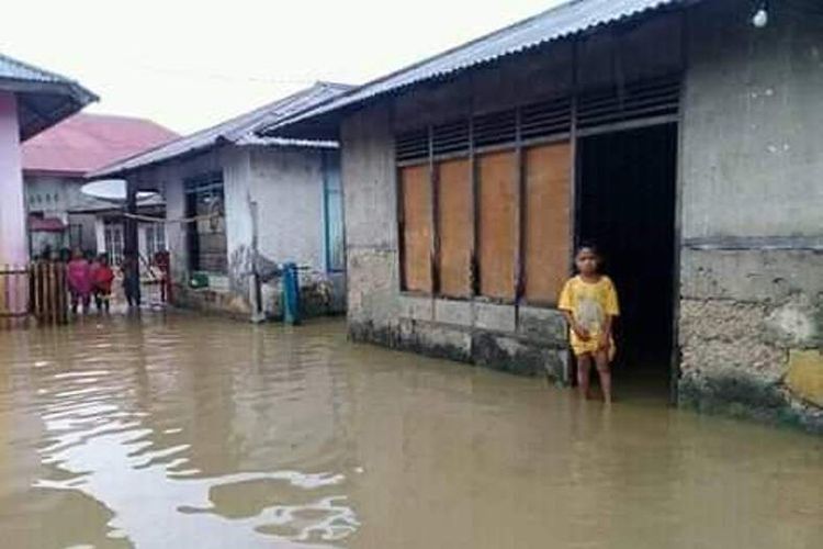 Ratusan rumah warga di Desa Buano Utara, Kecamatan Huamual Belakang, Kabupaten Seram Bagian Barat, Maluku terendam banjir, Senin (7/1/2019)