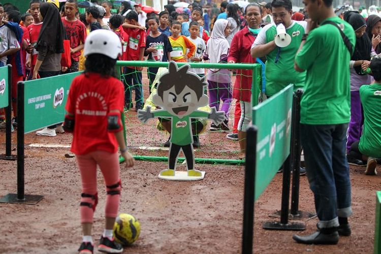 Pelaksanaan hari kedua MILO Football Championship Jakarta juga menghadirkan berbagai kegiatan untuk anak-anak usia 6-12 tahun, selain peserta MILO Football Championship.