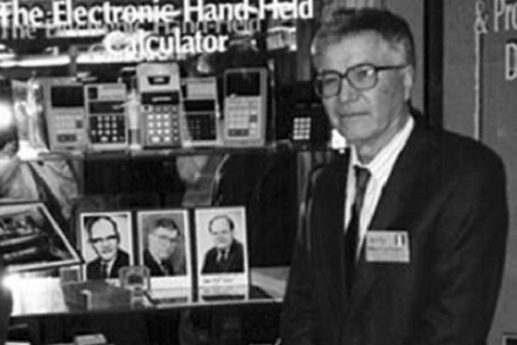 Jerry Merryman, penemu kalkulator genggam, saat difoto pada 1997 di American Computer Museum. (NBC News)
