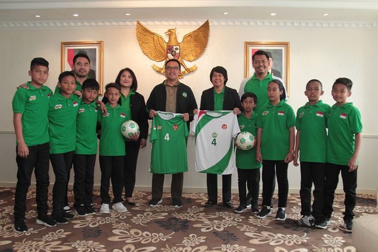 Menteri Pemuda dan Olahraga Republik Indonesia (Menpora RI) Imam Nahrawi memberikan dukungannya kepada delapan pemain terbaik MILO Football Championship 2019 di Ruang Kerja Menpora, Jakarta. 
