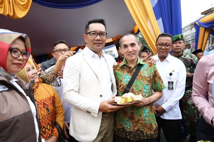 Kosasih (65), warga Pagarsih Bandung saat berfoto bersama Wali Kota Bandung Ridwan Kamil saat peresmian basement air Pagaraih, Selasa (13/2/2018).