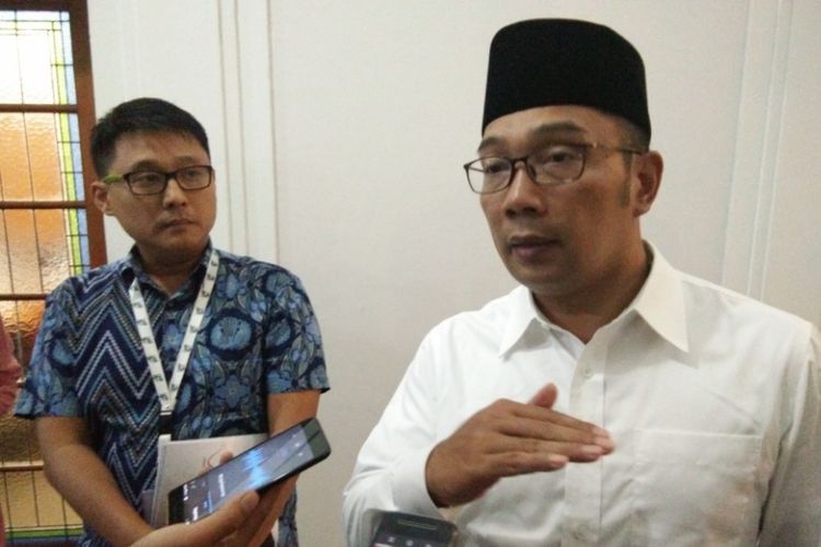 Gubernur Jawa Barat Ridwan Kamil bersama arsitek sepsialis desain dan pengembangan perkotaan Sibarani Sofian, saat ditemui usai melakukan rapat membahas revitalisasi sungai Kalimalang di Gedung Sate, Rabu (26/9/2018) malam. 