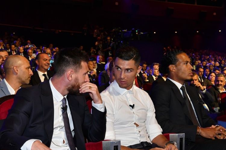 Megabintang Juventus, Cristiano Ronaldo (kemeja putih) berbincang dengan megabintang Barcelona, Lionel Messi (paling kiri) saat sama-sama menghadiri malam penghargaan UEFA Mens Player of The Year 2019, di Monako, Kamis (29/8/2019) atau Jumat dini hari WIB.