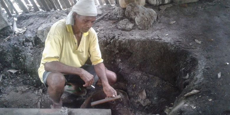 Proses pembuatan moke secara tradisional di Desa Nele Urung, Kecamatan Nele, Kabupaten Sikka, Pulau Flores, Nusa Tenggara Timur (NTT), Kamis (16/5/2019).