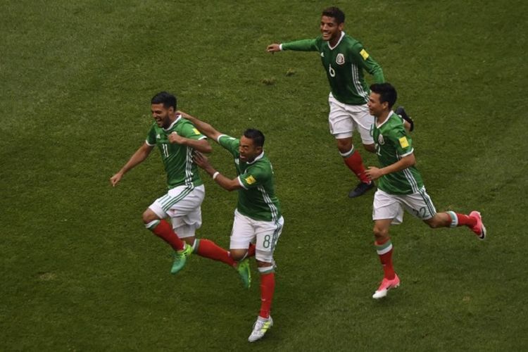 Para pemain Meksiko merayakan gol ke gawang Amerika Serikat pada laga kualifikasi Piala Dunia 2018 di Mexico City, 11 Juni 2017. 
