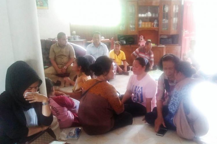 Suasana duka di rumah Dewi Manik di Gang Saroha, Kelurahan Lubuk Tukko, Kecamatan Pandan, Kabupaten Tapanuli Tengah, Sumatera Utara, Senin (29/10/2018)