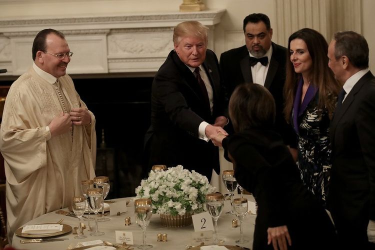 Presiden AS Donald Trump menyambut tamu pada acara buka puasa bersama di Gedung Putih, Washington DC, Senin (13/5/2019). (AFP/GETTY IMAGES NORTH AMERICA/WIN MCNAMEE )