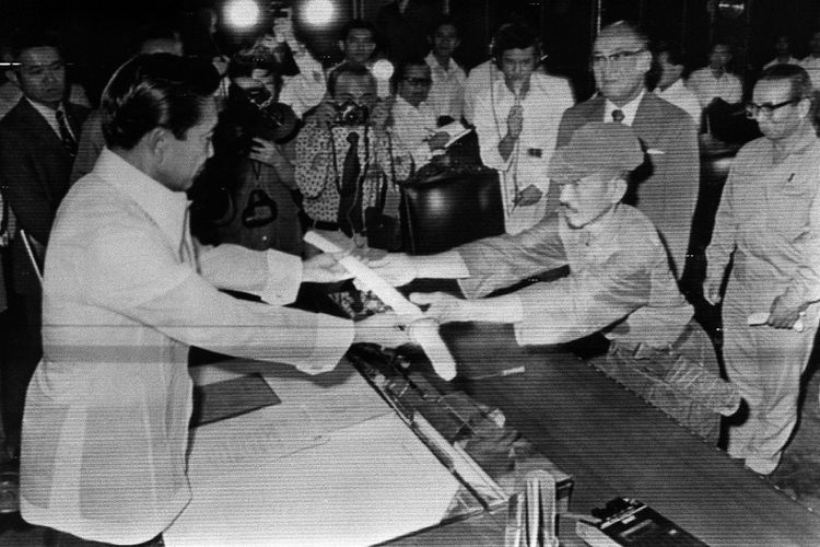 Dalam foto yang diambil pada 11 Maret 1974, memperlihatkan Letnan Hiroo Onoda memberikan pedang militernya kepada Presiden Filipina Ferdinand Marcos sebagai tanda menyerah di Isana Malacanang, Manila. Onoda bersembunyi di hutan Filipina selama hampir tiga dekade karena tidak percaya Perang Dunia II sudah berakhir. 