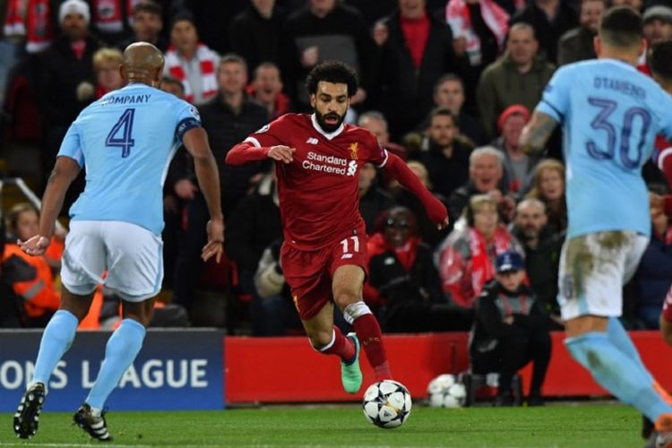 Penyerang sayap Liverpool, Mohamed Salah, mencoba menerobos pertahanan Manchester City yang dikawal Nicolas Otamendi dan Vincent Kompany pada pertandingan perempat final Liga Champions di Stadion Anfield, Rabu (4/4/2018). 