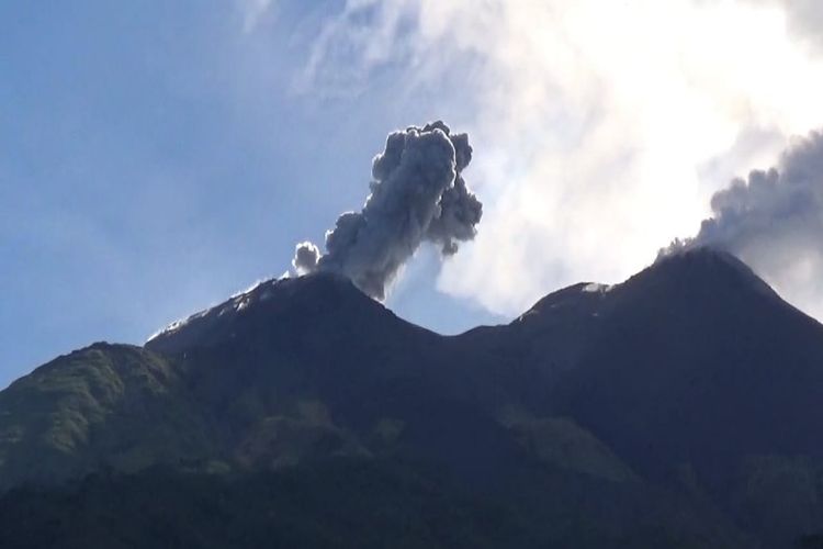 Kepulan asap dari kawah Gunung Karangetang, dari sisi Utara, Kecamatan Siau Barat Utara pada Desember 2018 lalu.