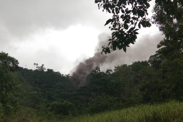 Lelehan lava Gunung Karangetang tampak menghanguskan sejumlah pepohonan yang dilintasinya, Sabtu (2/2/2019).