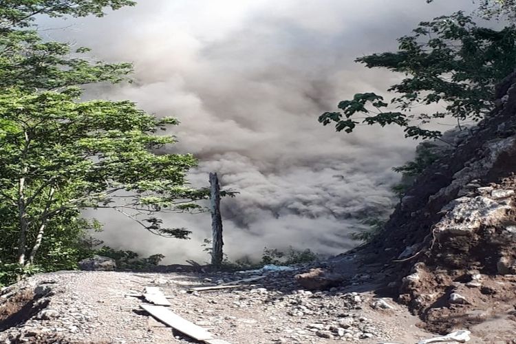 Asap tebal akibat leleran lava Gunung Karangetang di Desa Batubulan, melalui Kali Malebuhe, Kecamatan Siau Barat Utara, Senin (4/2/2019).