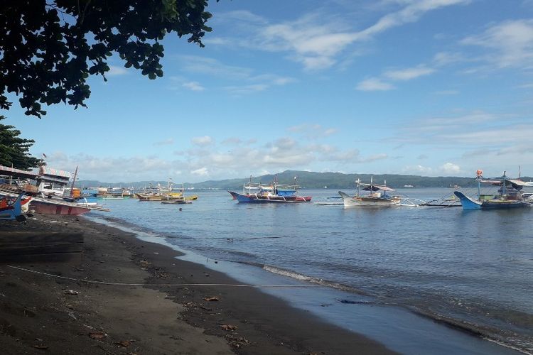 Pulau Lembeh saat diambil dari lokasi pantai di Kelurahan Tanjung Merah, Kecamatan Matuari, Kota Bitung.