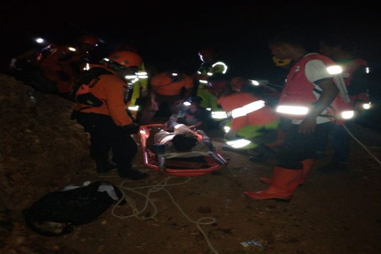 Basarnas Pos SAR Kotamobagu bersama unsur terkait melakukan evakuasi di lokasi penambang emas tanpa izin (Peti) di Desa Bakan, Kecamatan Lolayan, Kabupaten Bolaang Mongindow (Bolmong), Sulawesi Utara.