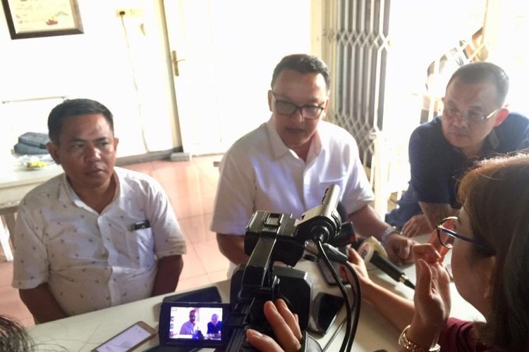 Sekretaris Badan Pemenangan Daerah (BPD) Prabowo-Sandiaga di Sulut, Ayub Ali Albugis bersama Ketua DPD Gerindra Sulut Wenny Lumentut, dan Ketua DPD PAN Manado Bobby Daud saat konferensi pers di kawasan Sario, Manado, Senin (25/3/2019).