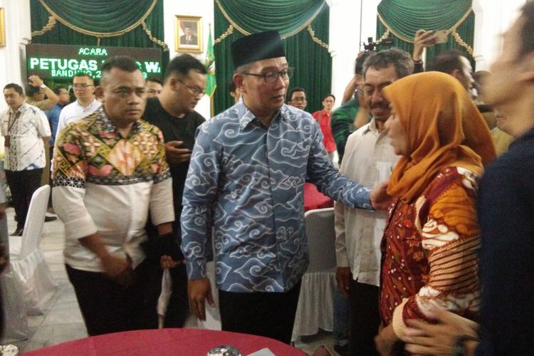 Gubernur Jawa Barat Ridwan Kamil saat menyapa perwakilan keluarga petugas penyelenggara Pemilu 2019 yang wafat di Gedung Sate, Jalan Diponegoro, Selasa (23/4/2019).