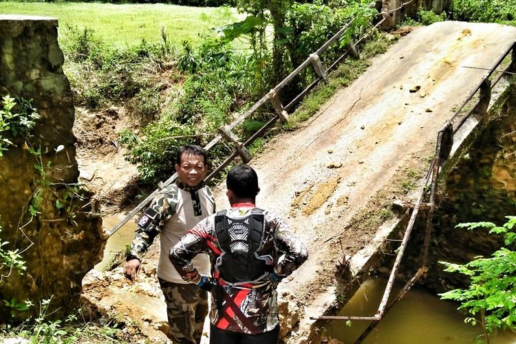 Wabup Sumenep Ahmad Fauzi bersama anggota komunitas Terrak Trail Advanture Sumenep, meninjau sebuah jembatan di pedalaman Sumenep yang rusak.