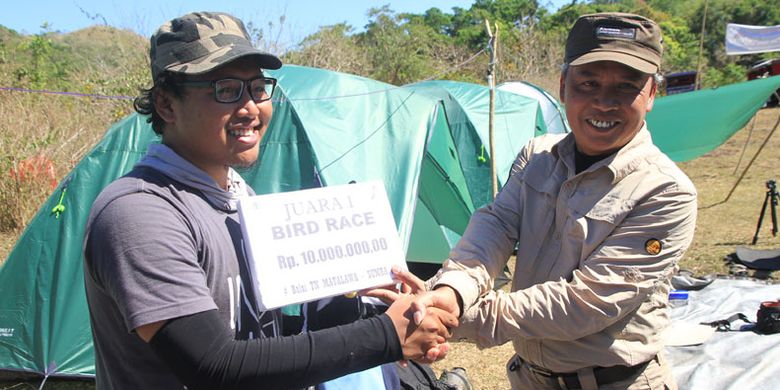 Juara I Kategori Burung, Heru Cahyono menerima hadiah uang dari Kepala Balai Taman Nasional MataLawa Sumba, Maman Surahman, Selasa (22/8/2017) di Resor Billa, di kawasan Taman Nasional MataLawa Sumba, Nusa Tenggara Timur. 