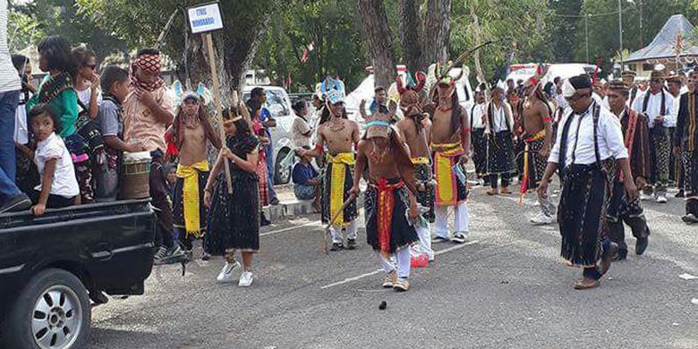 Karnaval budaya dalam rangka memeriahkan HUT ke-95 Kota Kefamenanu, Kabupaten Timor Tengah Utara, Nusa Tenggara Timur, Jumat (22/9/2017), diikuti oleh perwakilan warga dari 24 kecamatan, 20 instansi pemerintah, lima BUMN, 10 organisasi, 10 sekolah dan empat drumband.