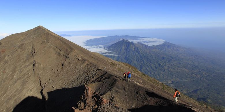 Tim Ekspedisi Cincin Api Kompas menuruni puncak Gunung Agung (3.142 mdpl), Bali, Kamis (6/10/2011). Gunung stratovolcano ini terakhir meletus dahsyat 1963 menelan korban jiwa 1.148 orang. Latar belakang di kejauhan terlihat kaldera Gunung Batur. 