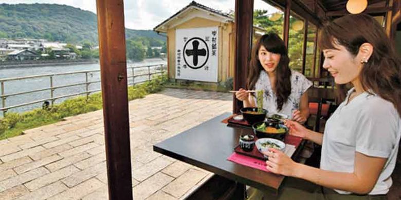 Kafe Nakamura Toukichi di Kyoto, Jepang. Di sini kita dapat menikmati dessert matcha sambil melihat pemandangan sungai.