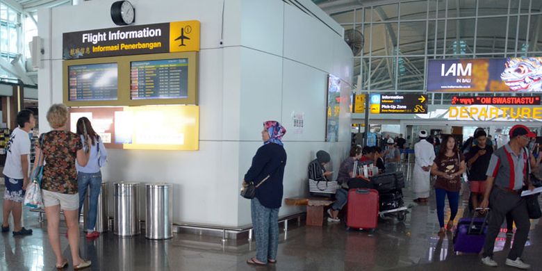 Terminal keberangkatan internasional Bandara Ngurah Rai, Tuban, Bali, Minggu (26/11/2017). Sebanyak 28 jadwal penerbangan internasional dari dan menuju Bali dibatalkan karena dampak letusan Gunung Agung yang terjadi sejak Sabtu (25/11/2017). 
