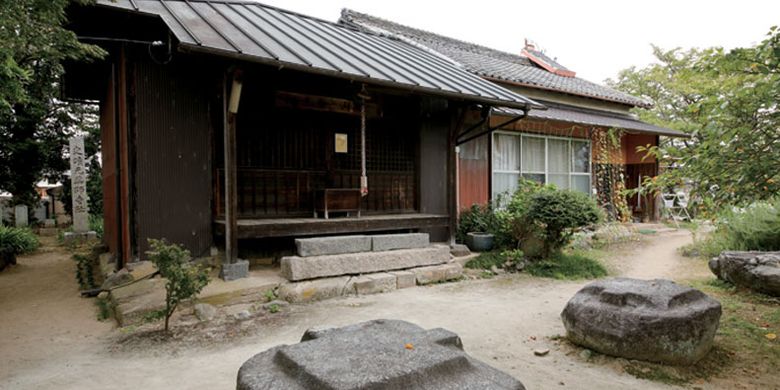 Bagian yang tertinggal dari kuil Motoyakushiji di kota Nara, Jepang, yang dibangun 1.300 tahun yang lalu ini adalah beberapa pasak batu bekas menara.