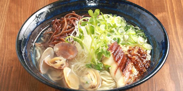 Menu rekomendasi di kedai ramen Kuso Oyaji no Tamerai, Prefektur Nagasaki, Jepang ini adalah Shio-ramen yang dijual dengan harga 750 Yen.