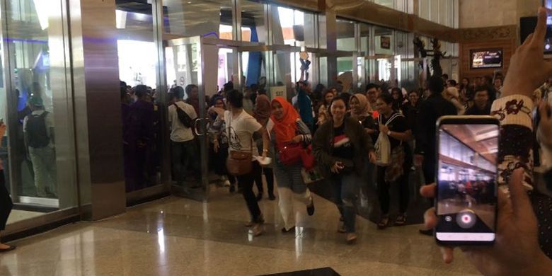 Pengunjung berlari memasuki ruang pameran wisata Garuda Indonesia Travel Fair (GATF) 2018 di Jakarta Convention Centre yang dibuka Jumat (6/4/2018). Pameran berlangsung hingga Minggu (8/4/2018).