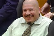 Terdakwa Pembunuhan 2 Polisi di AS Ini Tertawa Ketika Disidang