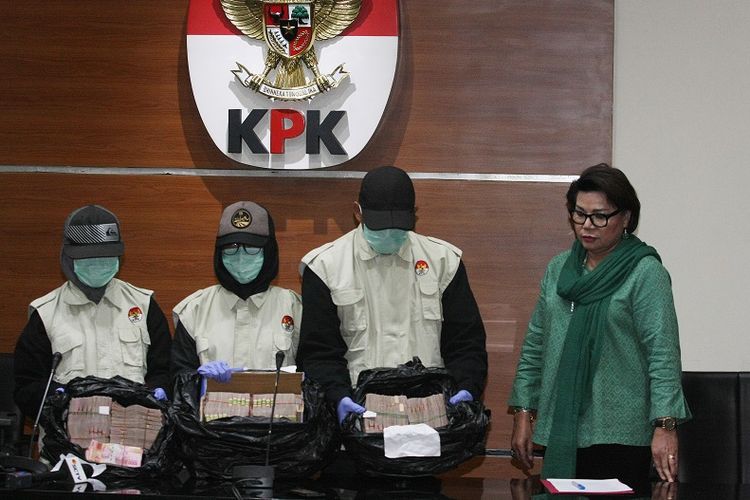 Wakil Ketua KPK Basaria Pandjaitan (kanan) bersama petugas KPK menunjukkan barang bukti uang Rp4,7 miliar hasil operasi tangkap tangan di Jambi dan Jakarta ketika konferensi pers di Gedung KPK, Jakarta, Rabu (29/11). KPK menangkap 16 orang dalam operasi tangkap tangan, Selasa (28/11) dari pihak Pemprov Jambi, DPRD Jambi dan swasta dan mengamankan barang bukti uang Rp4,7 miliar yang diduga akan digunakan untuk suap terkait penyusunan RAPBD Provinsi Jambi tahun anggaran 2018.  . ANTARA FOTO/Reno Esnir/ama/17.