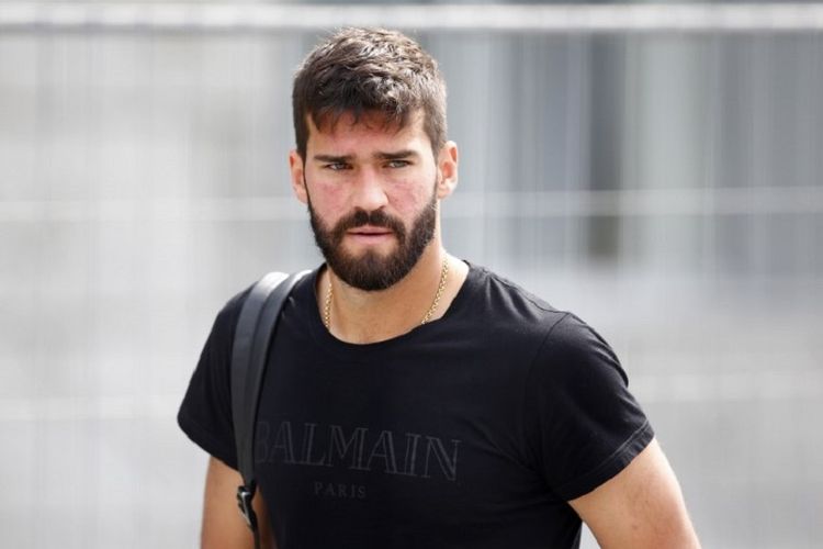 Kiper timnas Brasil, Alisson Becker, meninggalkan Kazan pada 7 Juni 2018.