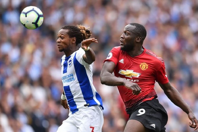 Gaetan Bong mengawal ketat Romelu Lukaku pada pertandingan Premier League antara Brighton & Hove Albion dan Manchester United di Stadion American Express, 19 Agustus 2018. 