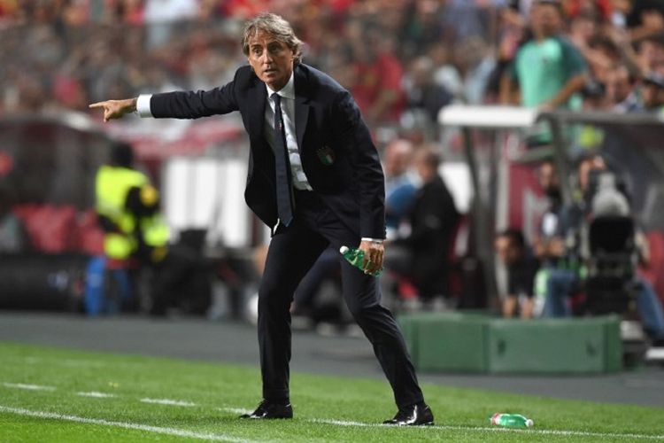 Roberto Mancini tampak memberi instruksi dari tepi lapangan pada laga Portugal vs Italia dalam lanjutan UEFA Nations League di Estadio da Luz, 10 September 2018. 