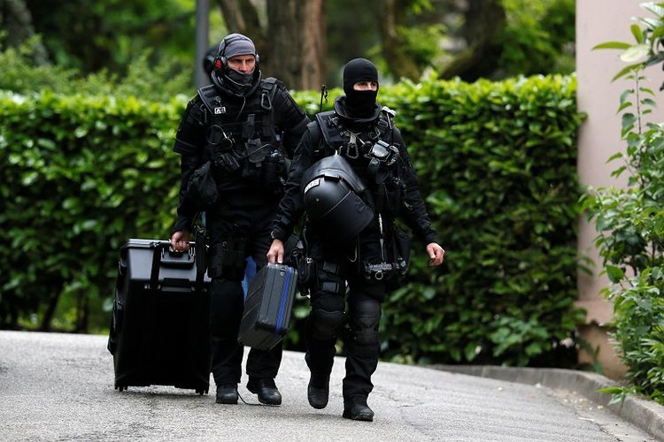 Penyelidik terlihat selama operasi polisi di Oullins, dekat Lyon, Perancis, Senin (27/5/2019). (REUTERS/Emmanuel Foudrot)
