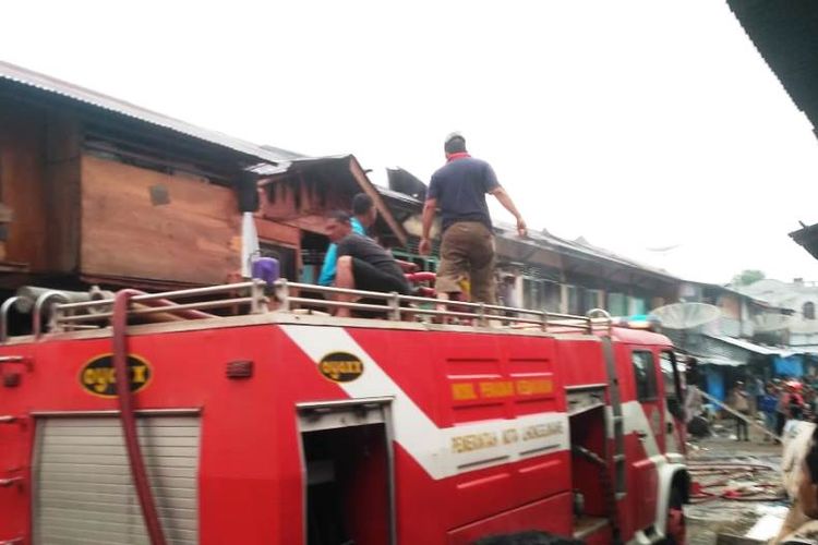 Petugas pemadam kebakaran berada di lokasi Pasar Inpres, Kota Lhokseumawe, Aceh, Minggu (10/6/2019)