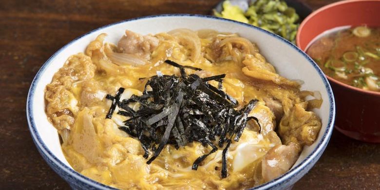 Hidangan Oyakodon (rice bowl dengan topping ayam dan telur) seharga 750 Yen di Restoran Tokyo-an yang terletak di Kota Ogaki, Prefektur Gifu, Jepang.