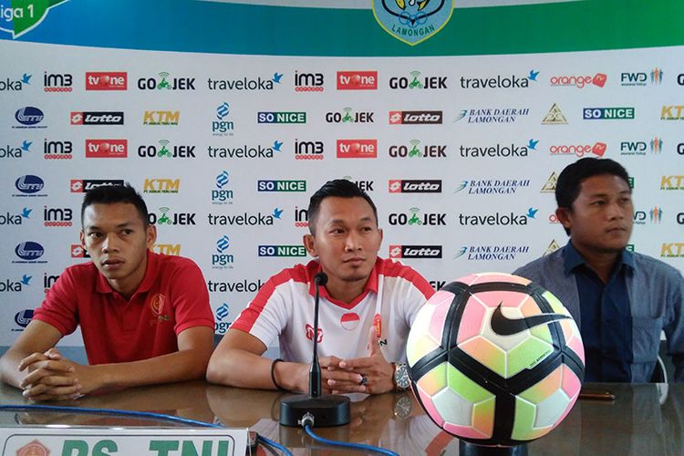 Pelatih anyar PS TNI Rudy Eka Priyambada (tengah) dan Yus Arfandi (kiri) sebelum laga kontra Persela Lamongan.