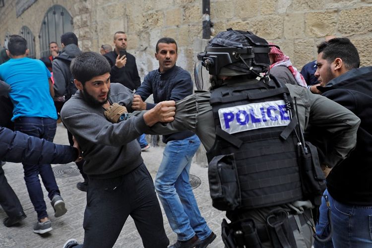 Seorang warga Palestina terlibat bentrok dengan polisi Israel di situs Kota Tua Yerusalem Jumat (22/12/2017). Protes Jumat merupakan rangkaian aksi Hari Kemurkaan pasca-pengakuan Donald Trump atas Yerusalem sebagai ibu kota Israel.