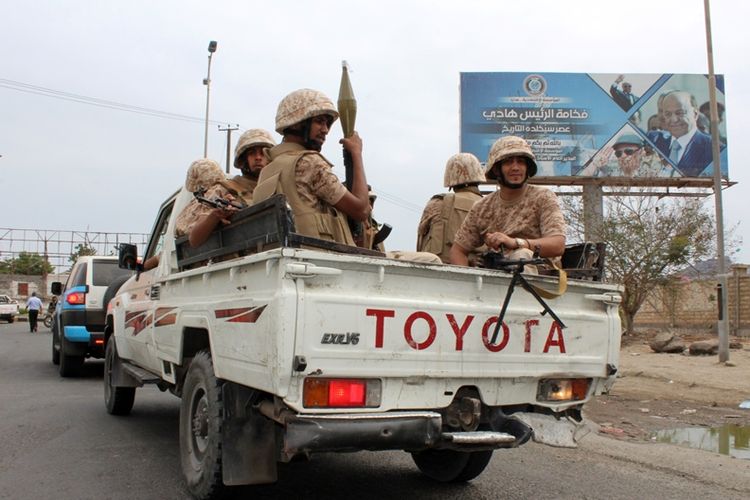 Pasukan Pemberontakan Selatan (SRF) menaiki kendaraan menuju Aden, Yaman, Minggu (28/1/2018). Konflik yang terjadi antara SRF dan pasukan pemerintah Yaman mengakibatkan 15 orang tewas.