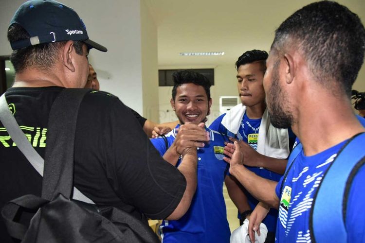 Gelandang Persib Bandung Gian Zola saat berpamitan kepada sejumlah pemain Persib usai laga kontra Persebaya, Kamis (26/7/2018). Zola resmi hijrah ke Persela Lamongan. 